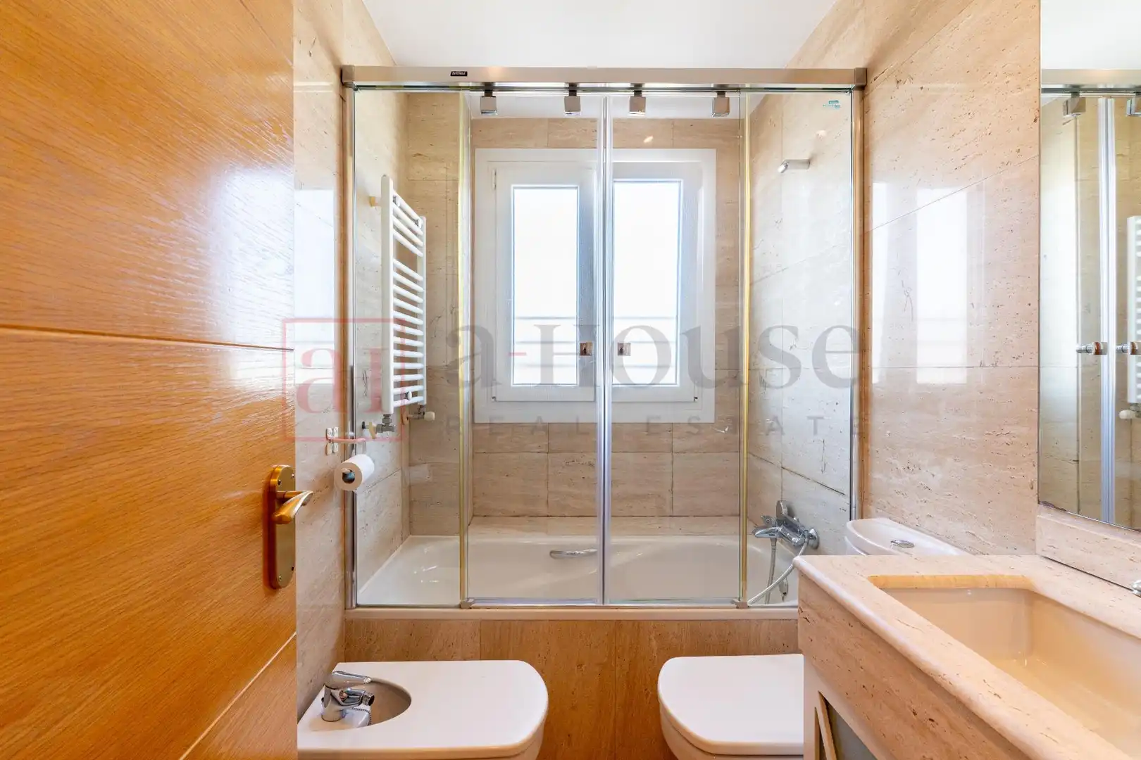 Badezimmer von Wohnung zum Verkauf in Madrid mit Klimaanlage, Heizung und Privatgarten