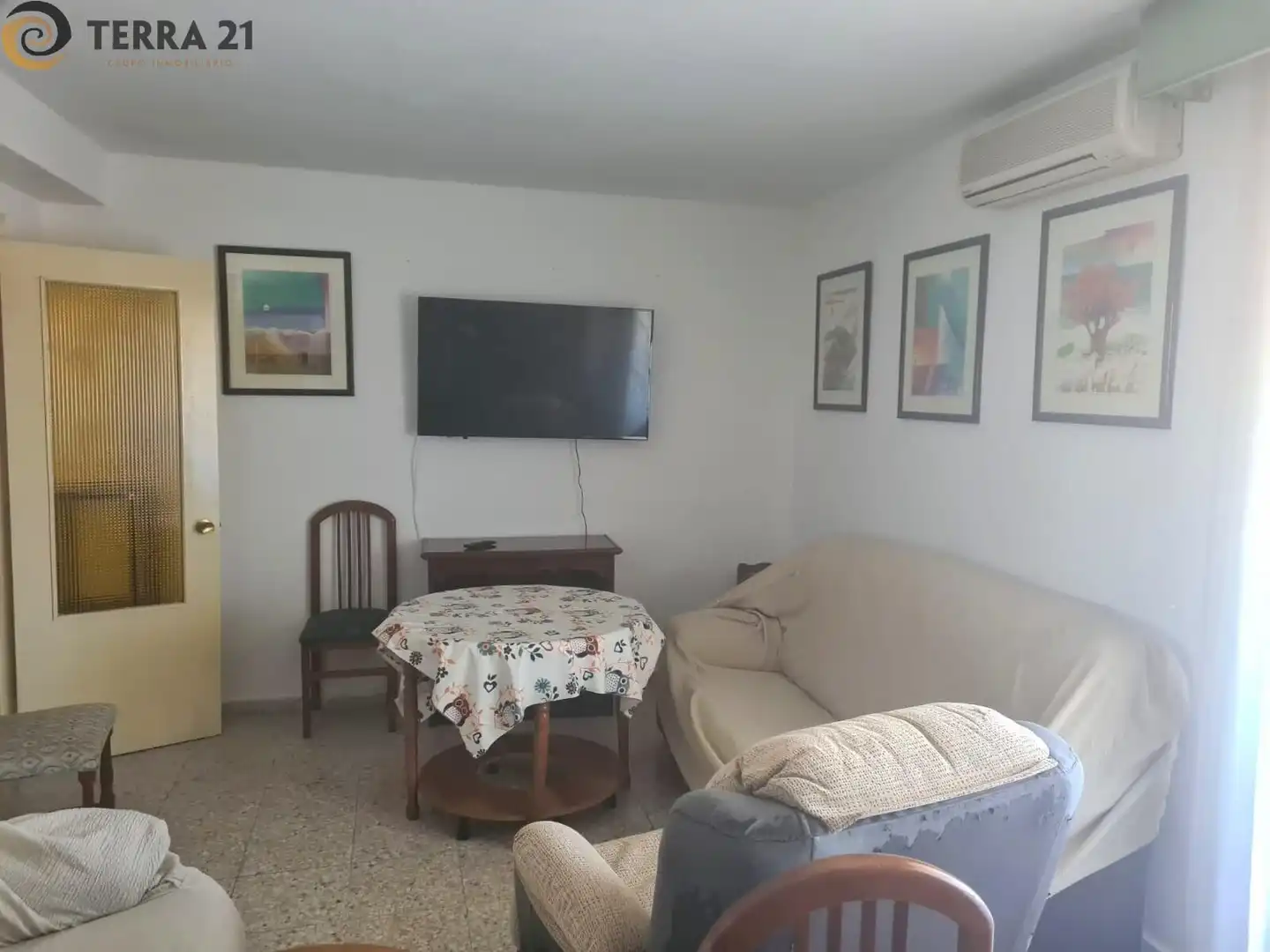 Sala d'estar de Pis de lloguer en Jaén amb Aire condicionat, Terrassa i Moblat
