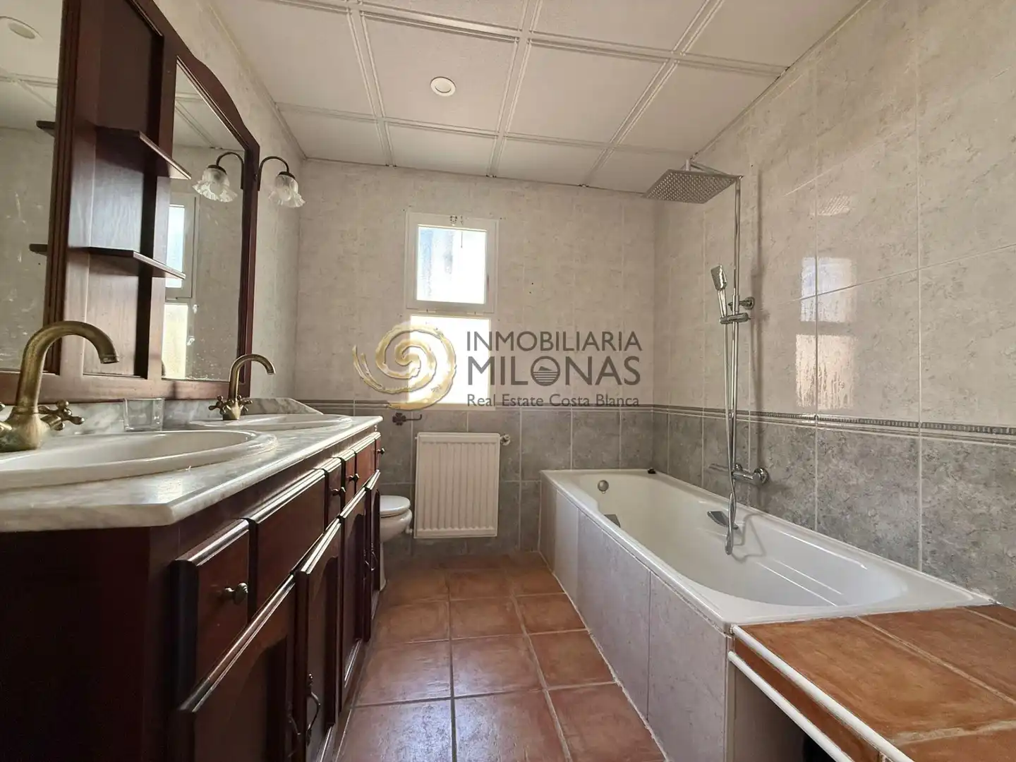 Bany de Casa o xalet en venda en La Nucia amb Aire condicionat, Jardí privat i Terrassa