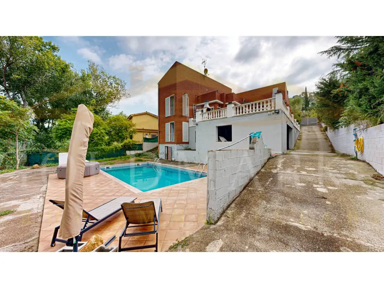 Vista exterior de Casa o xalet en venda en Corbera de Llobregat amb Aire condicionat, Calefacció i Jardí privat