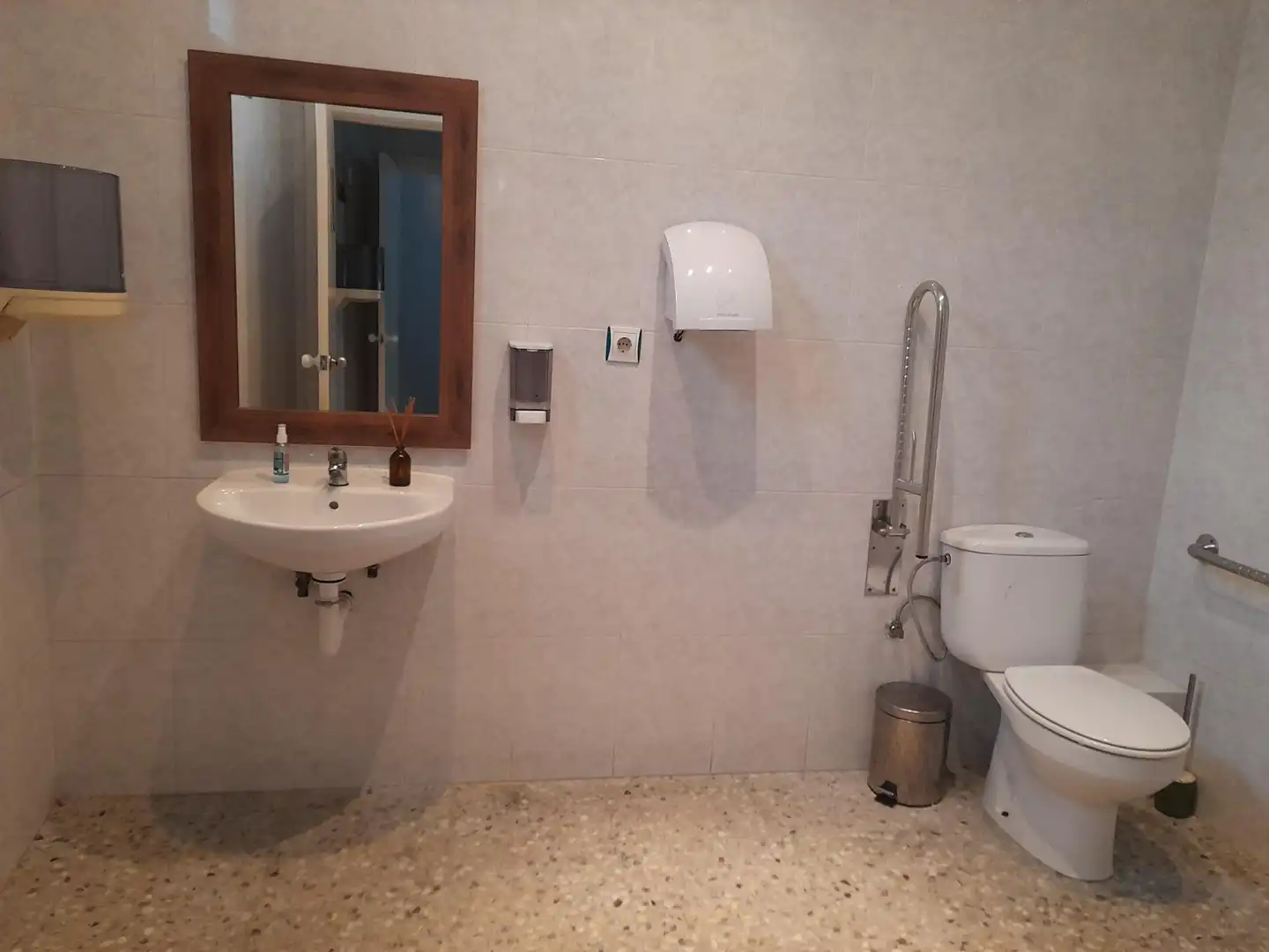 Badezimmer von Geschaftsraum zur Miete in Dosrius mit Klimaanlage