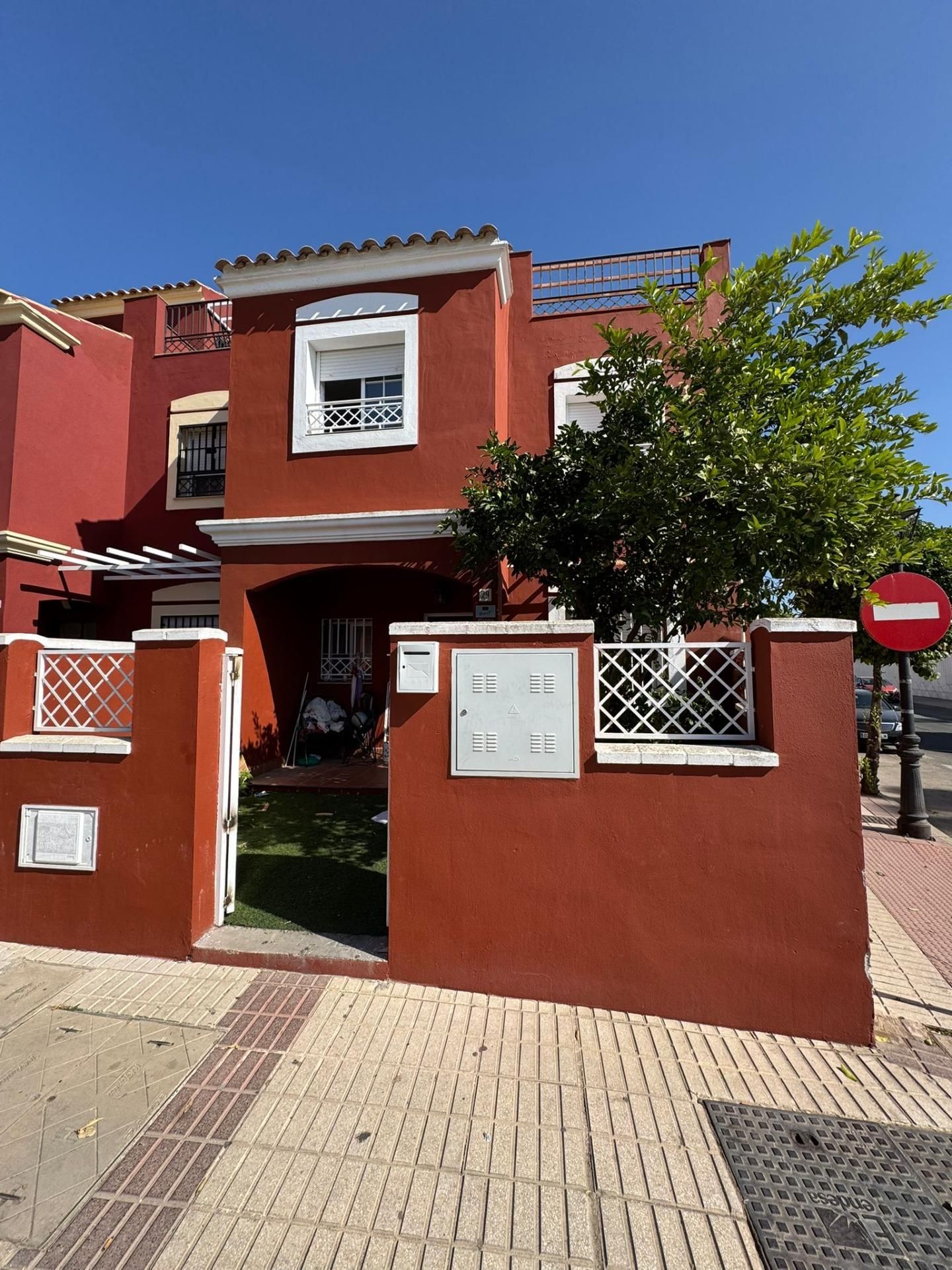 Vista exterior de Casa adosada en venda en Bollullos de la Mitación amb Jardí privat i Terrassa
