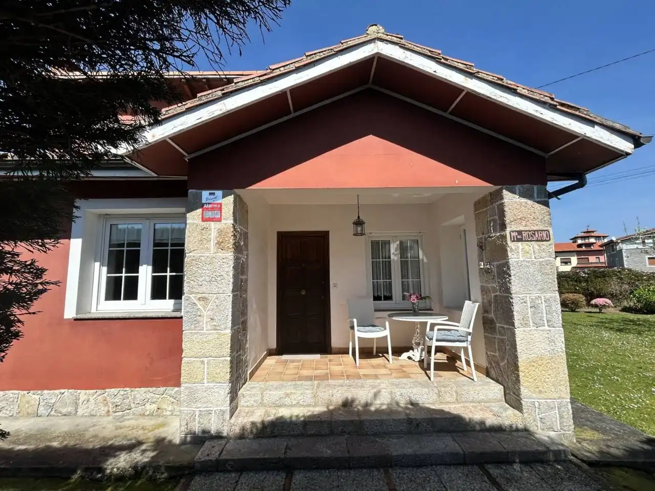 Außenansicht von Haus oder Chalet zum Verkauf in Llanes mit Heizung, Privatgarten und Terrasse