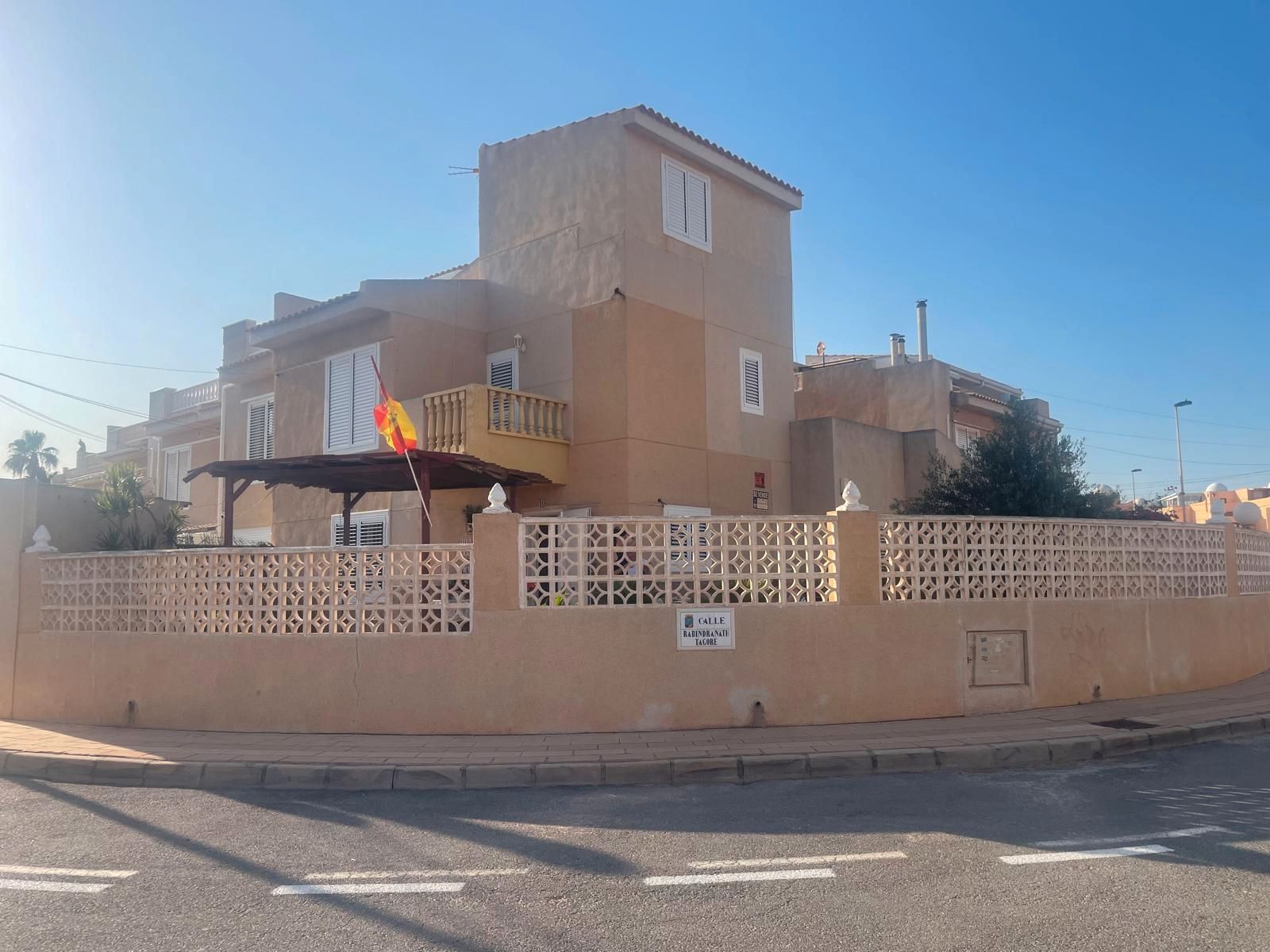Vista exterior de Casa adosada en venda en Torrevieja amb Aire condicionat, Traster i Moblat