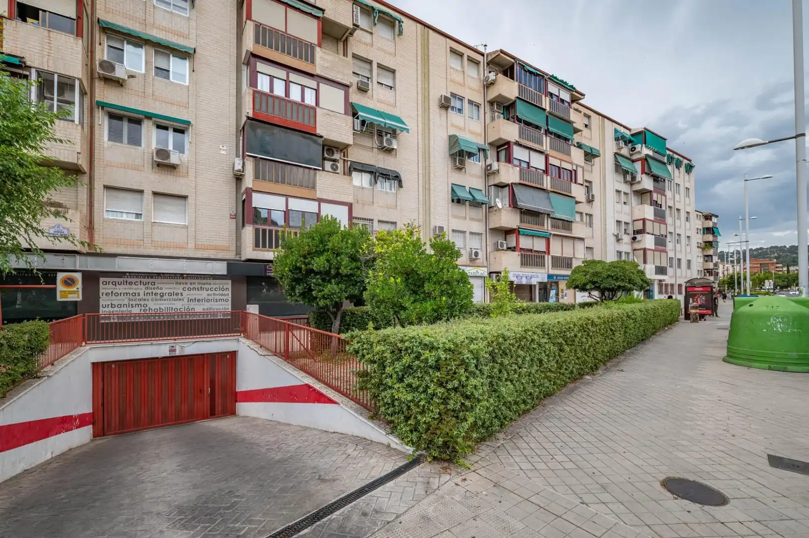 Vista exterior de Pis en venda en Granada amb Piscina comunitària