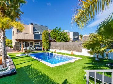 Semi-detached house with balcony for sale in Roda de Barà