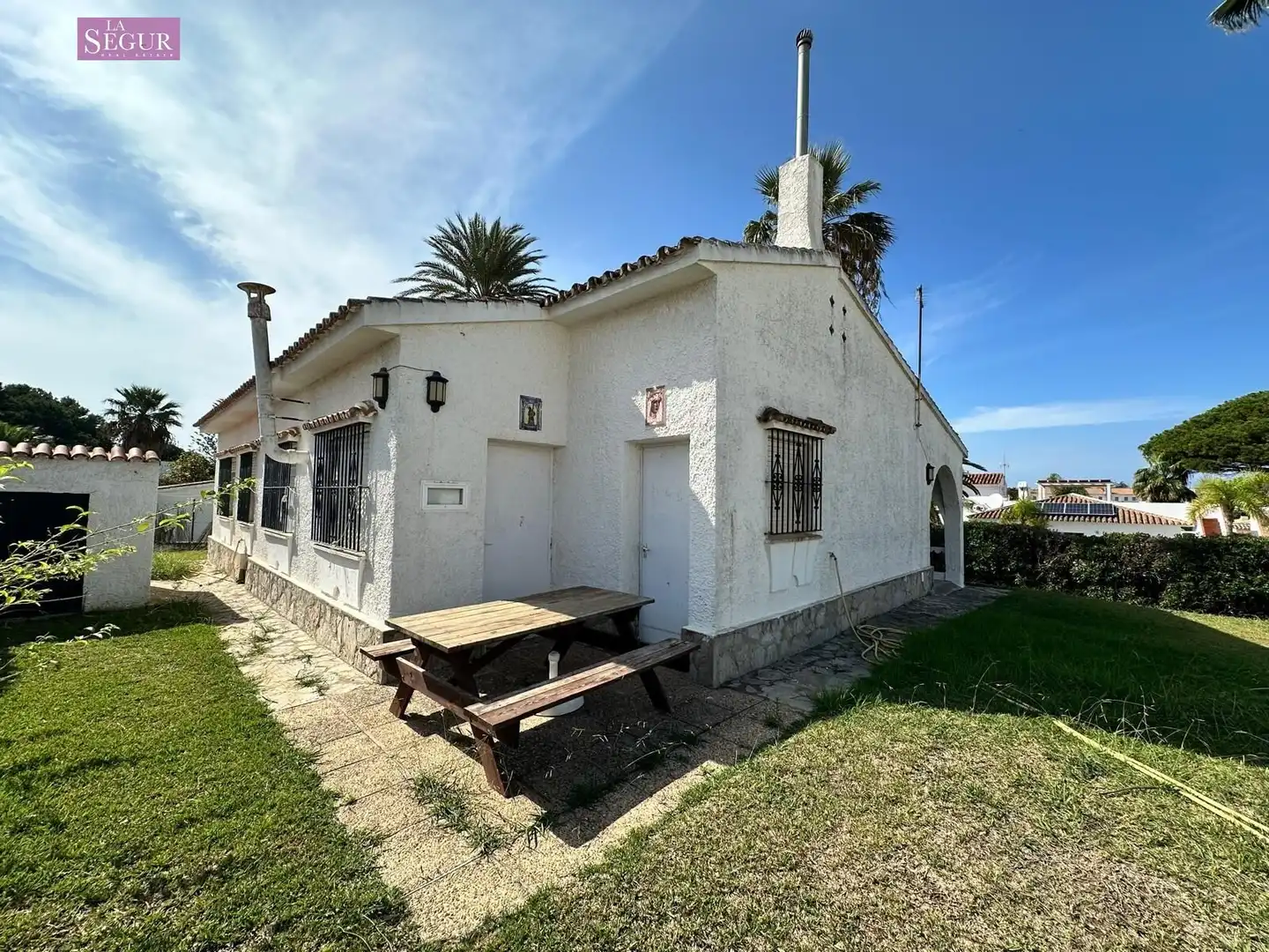 Vista exterior de Casa o xalet en venda en Conil de la Frontera amb Jardí privat, Terrassa i Traster