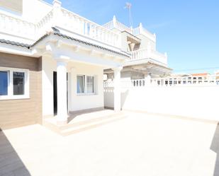 Vista exterior de Casa o xalet en venda en Torrevieja amb Aire condicionat, Terrassa i Moblat
