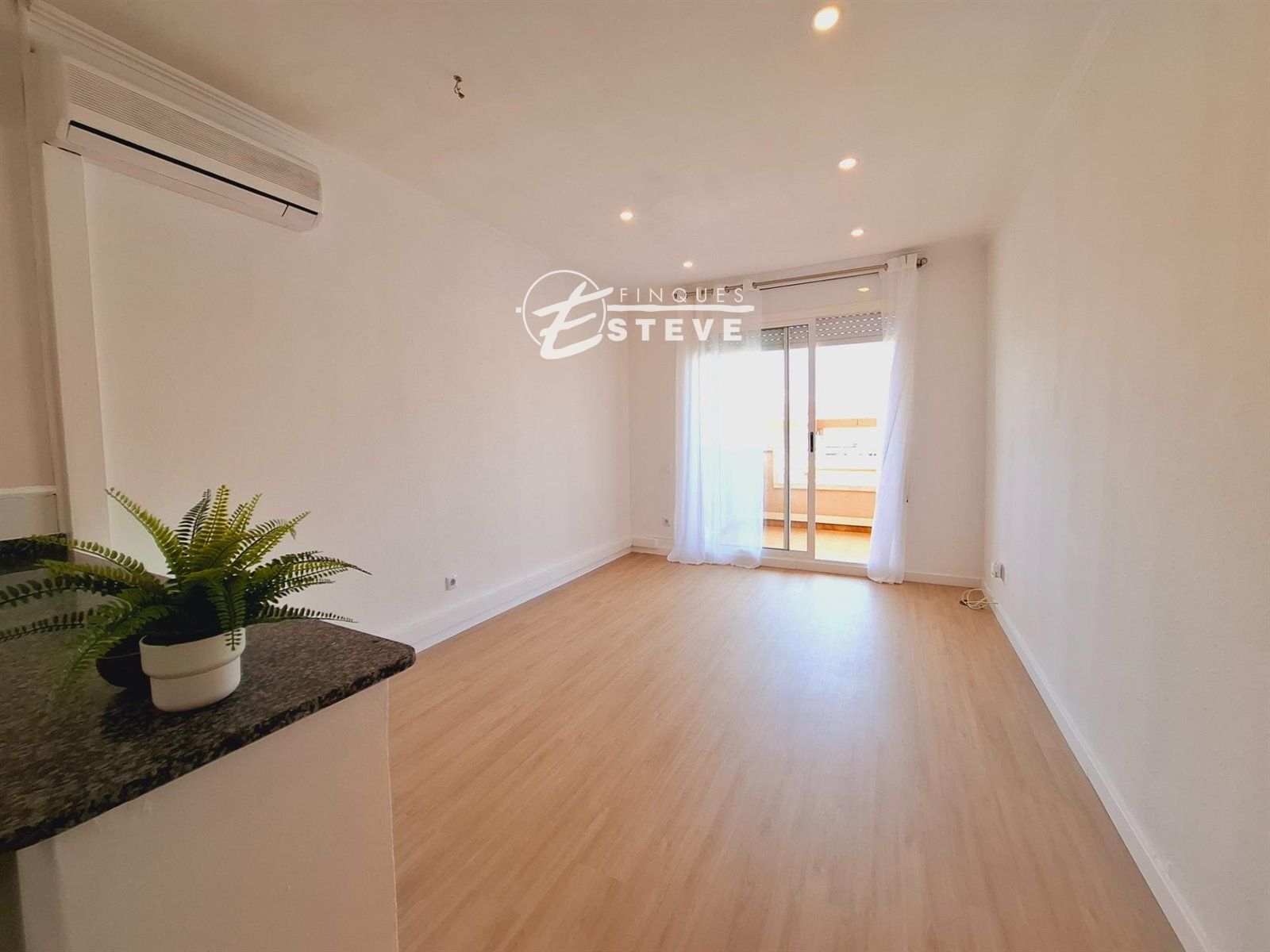 Schlafzimmer von Dachboden zum Verkauf in Cunit mit Klimaanlage, Heizung und Terrasse