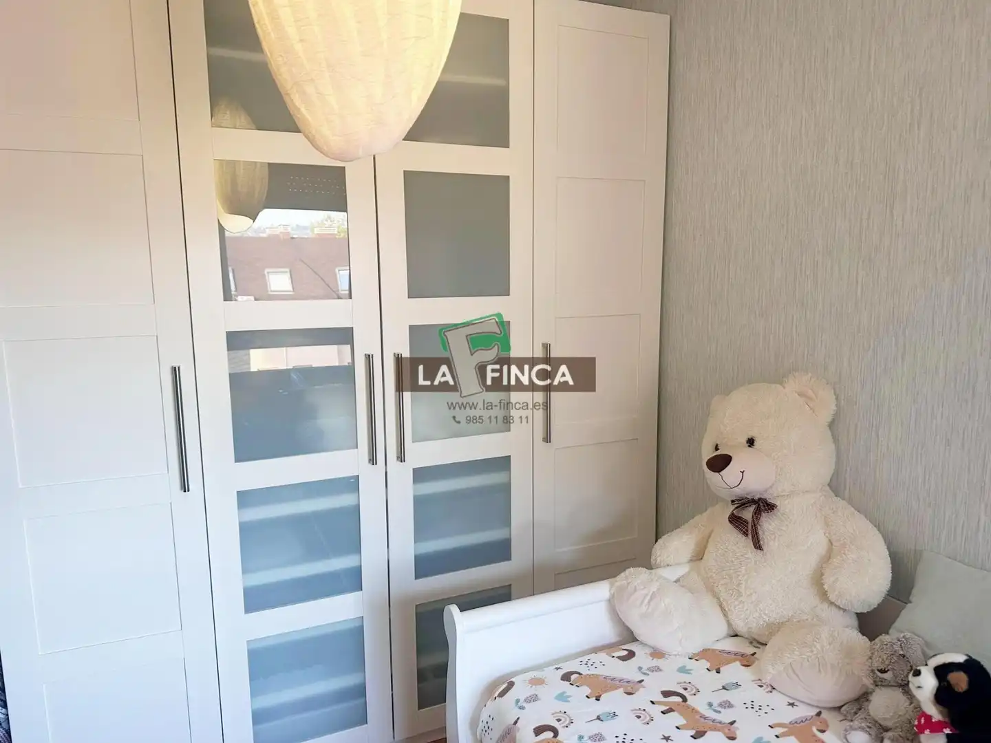 Dormitori de Pis en venda en Oviedo  amb Calefacció, Parquet i Traster