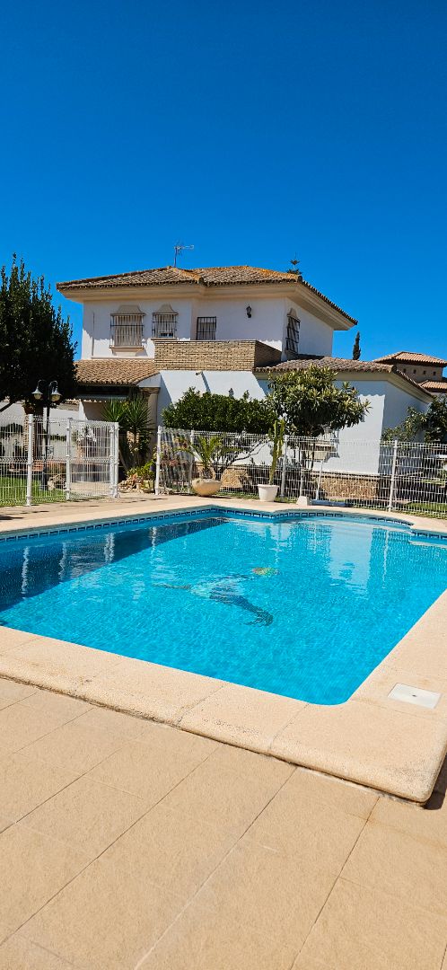 Piscina de Casa o chalet en venta en Chiclana de la Frontera con Aire acondicionado, Calefacción y Jardín privado