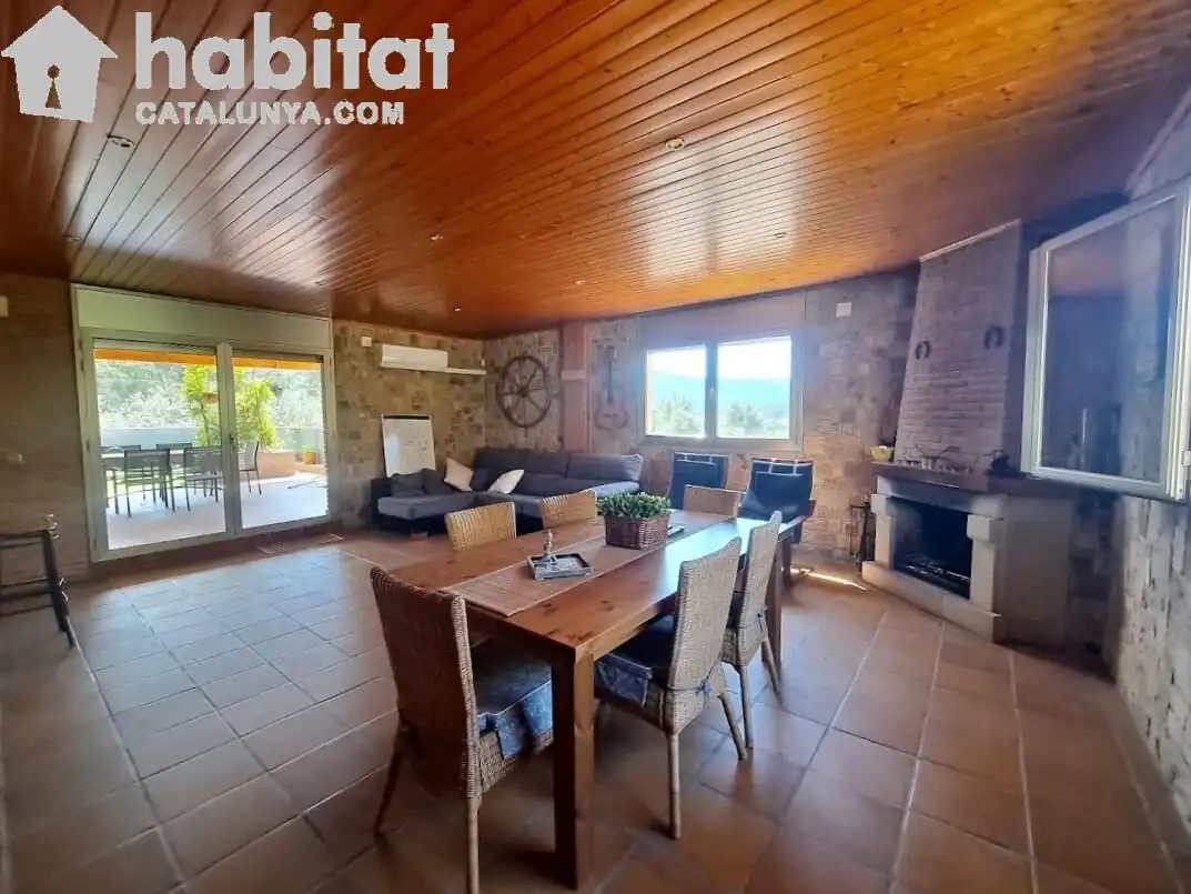 Sala d'estar de Casa o xalet en venda en Sant Esteve Sesrovires amb Aire condicionat, Jardí privat i Terrassa