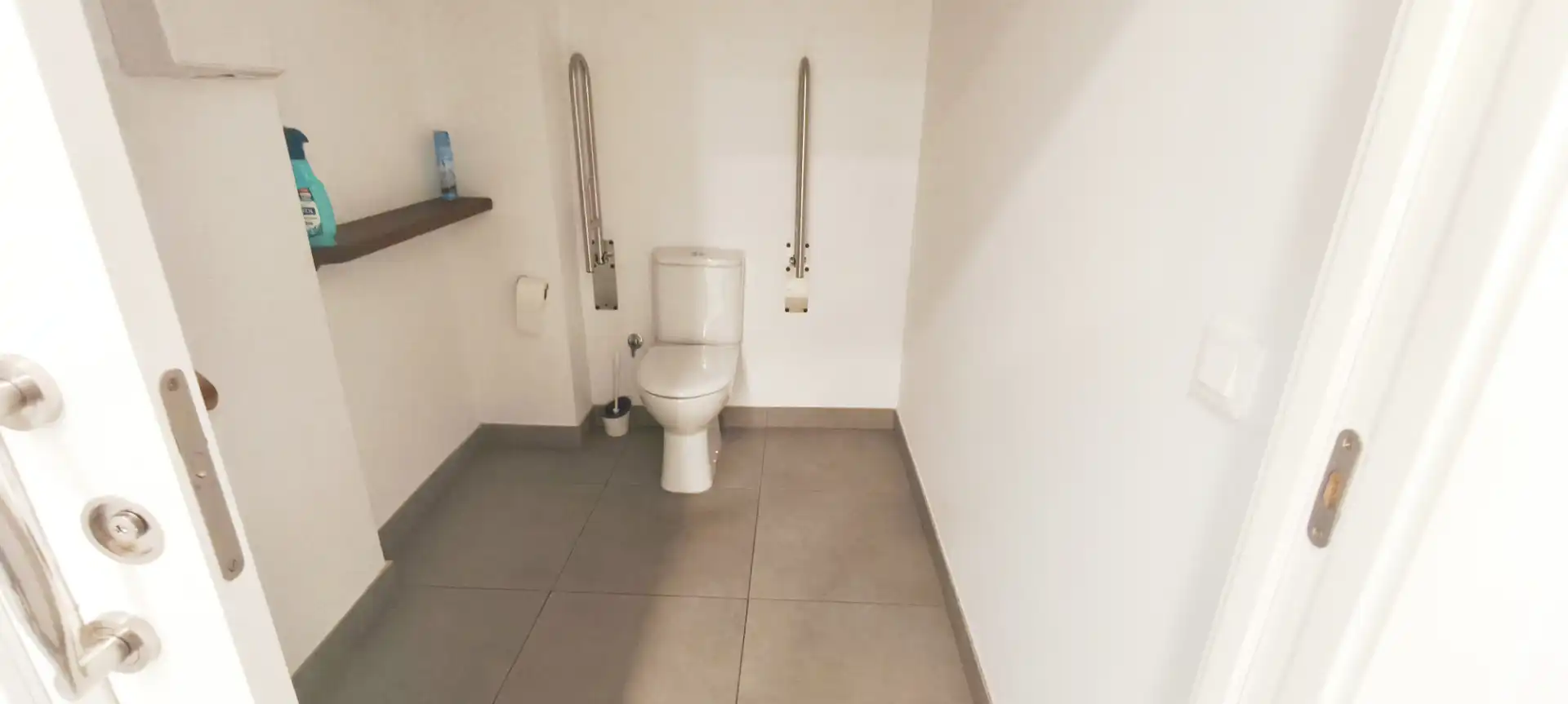 Bathroom of Commercial properties for rent in Córdoba  with Air Conditioner