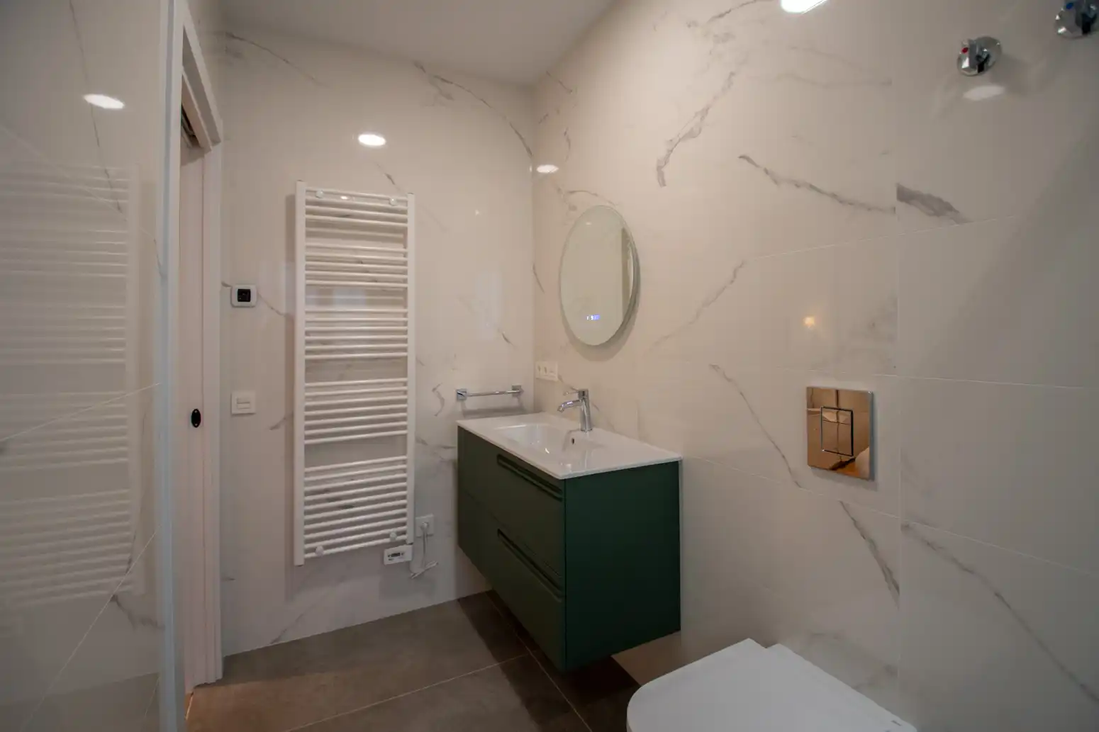Baño de Piso en venta en Villaviciosa con Calefacción, Terraza y Domótica