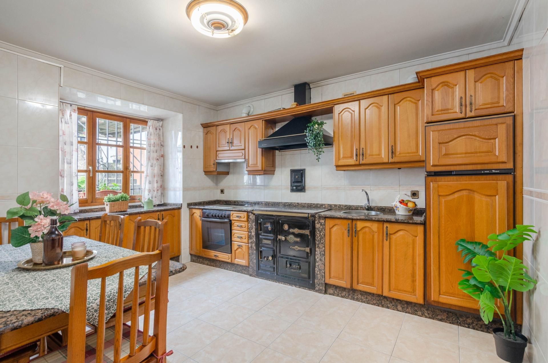 Cuina de Casa o xalet en venda en Salas amb Jardí privat i Moblat