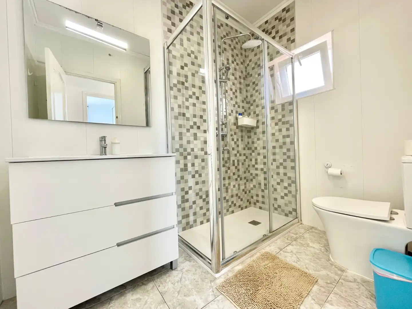 Baño de Apartamento de alquiler en Torrevieja con Aire acondicionado, Calefacción y Terraza