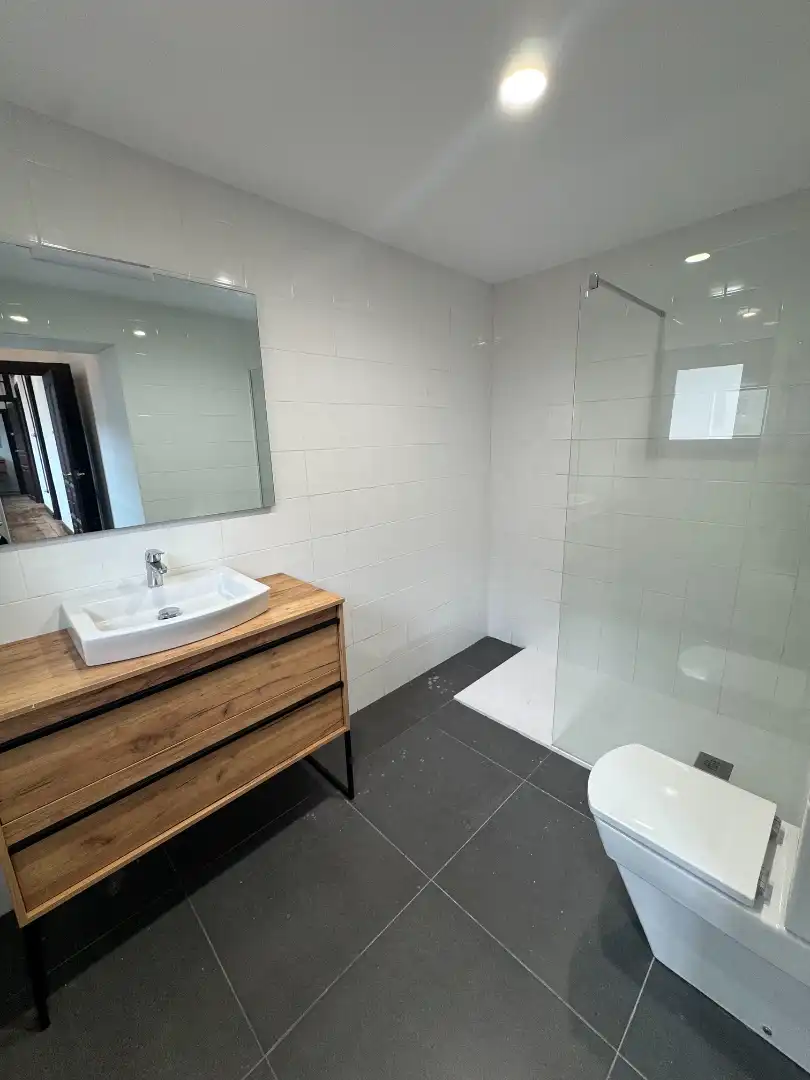Badezimmer von Wohnung zur Miete in Oviedo  mit Ofen und Balkon