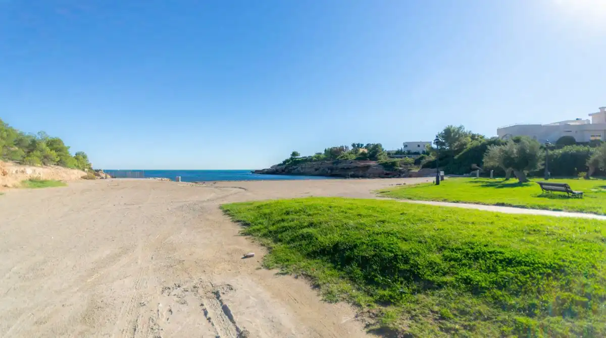 Vista exterior de Casa o xalet en venda en L'Ametlla de Mar  amb Aire condicionat, Calefacció i Jardí privat