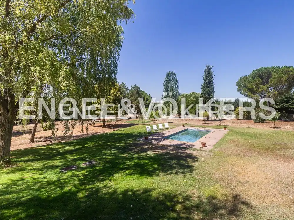 Casa rústica con piscina en venta en Requena