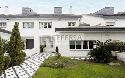 Exterior view of Single-family semi-detached for sale in  Barcelona Capital  with Air Conditioner, Heating and Private garden