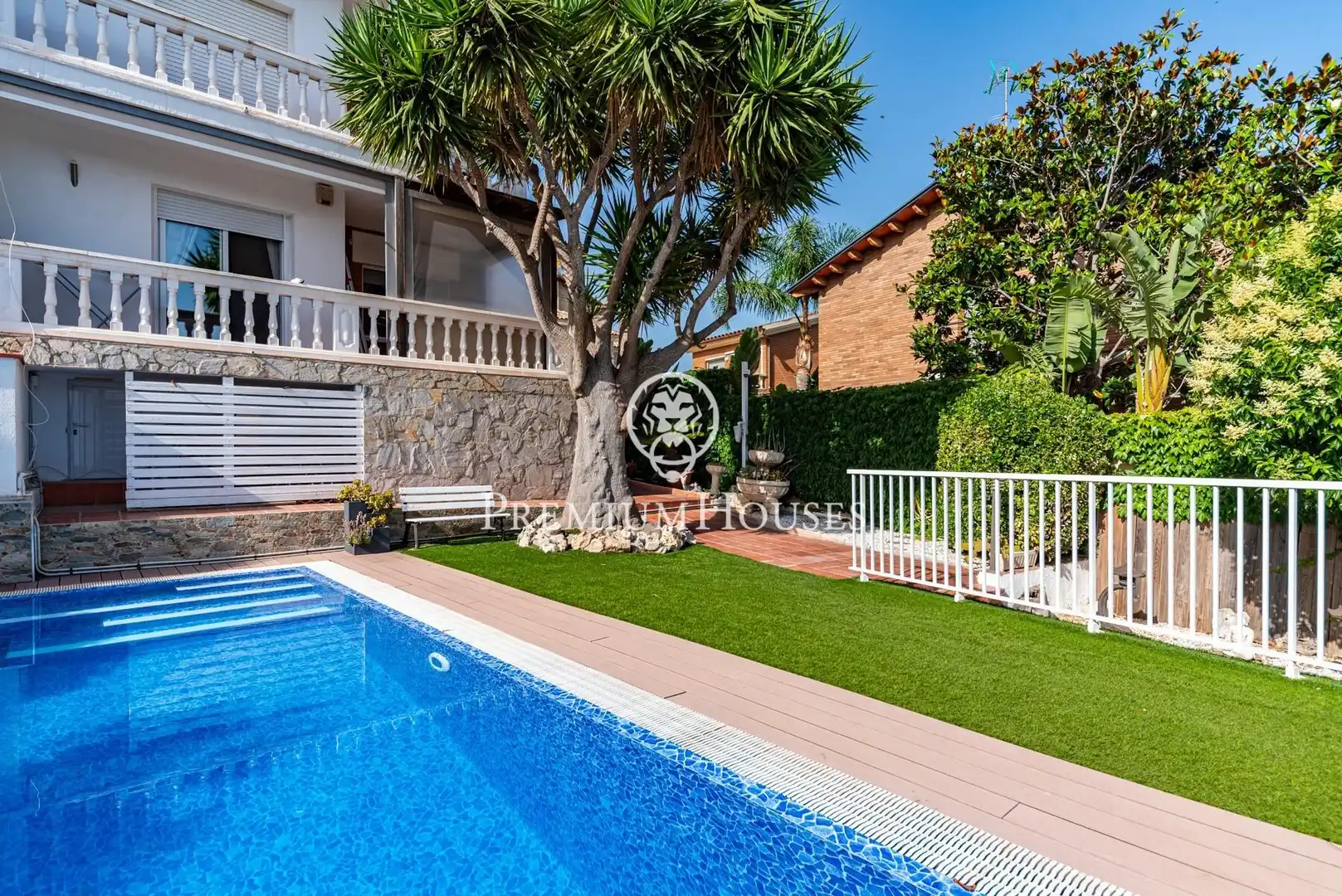 Piscina de Casa adosada en venda en Castelldefels amb Aire condicionat, Calefacció i Jardí privat