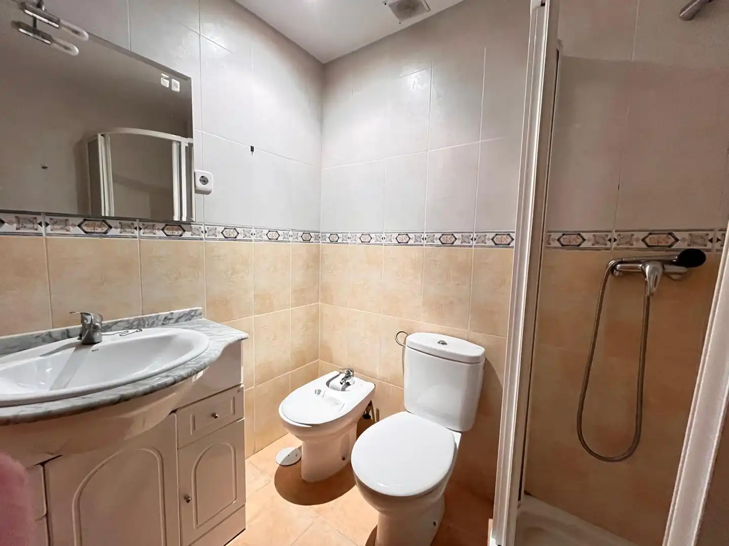 Badezimmer von Wohnung zum Verkauf in Los Navalmorales mit Klimaanlage und Heizung
