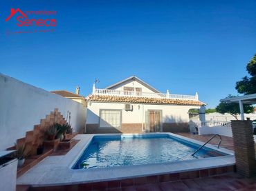 Xalet amb piscina en venda a AZUCENA