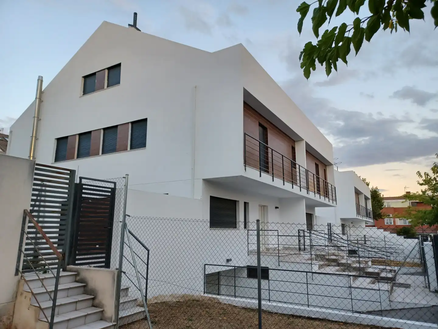 Vista exterior de Casa adosada en venda en Paracuellos de Jarama amb Calefacció, Jardí privat i Parquet