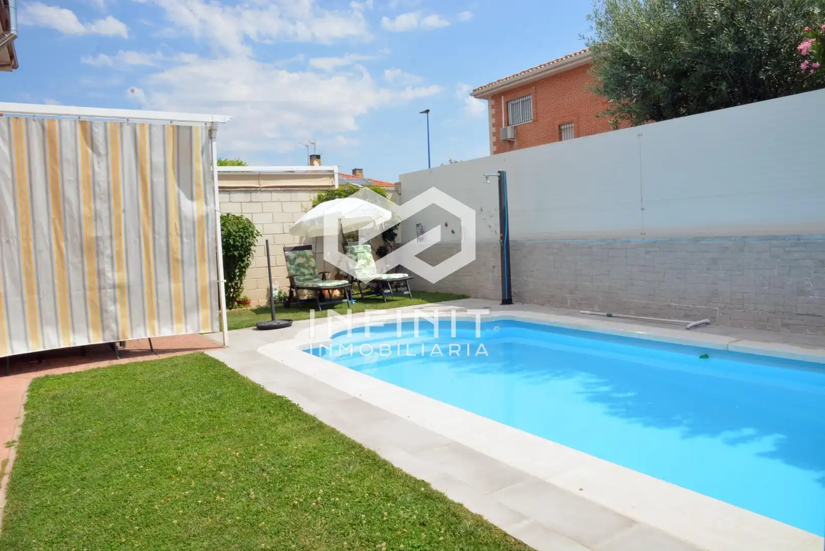 Piscina de Casa adosada en venda en Torrejón del Rey amb Calefacció, Jardí privat i Terrassa