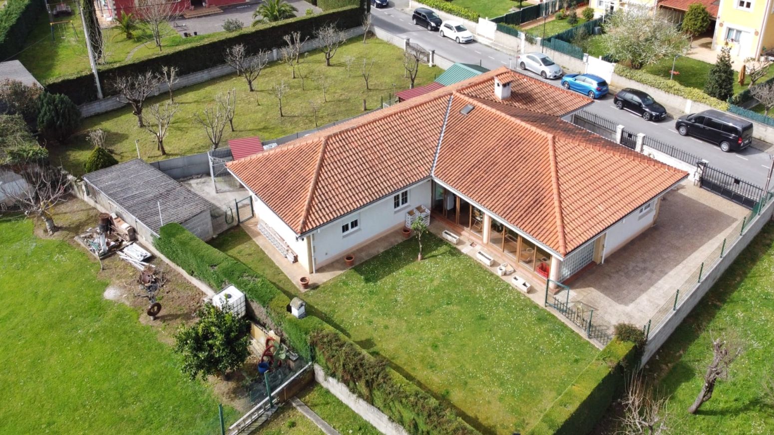 Vista exterior de Casa o xalet en venda en Los Corrales de Buelna  amb Calefacció, Parquet i Moblat