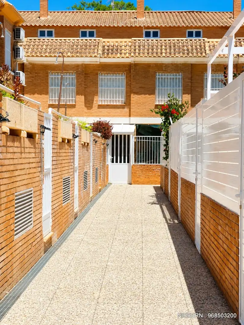 Vista exterior de Casa adosada en venda en Los Alcázares amb Balcó