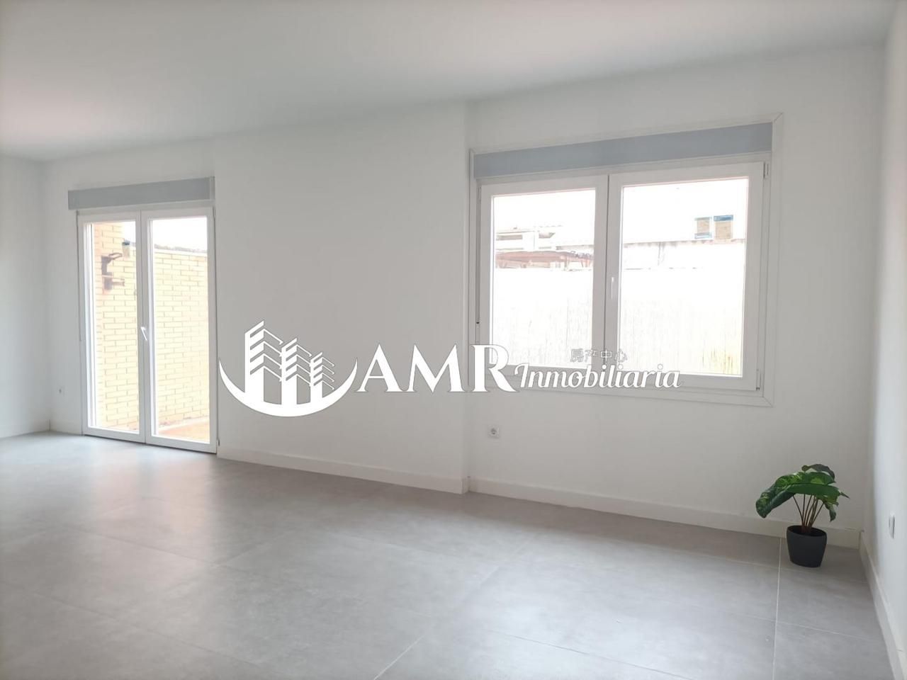 Vista exterior de Casa adosada en venda en Yuncos amb Calefacció, Jardí privat i Traster