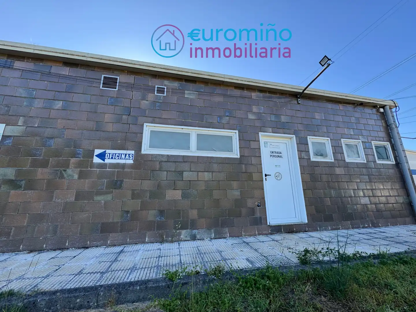 Außenansicht von Fabrikhallen zur Miete in Salvaterra de Miño mit Alarm
