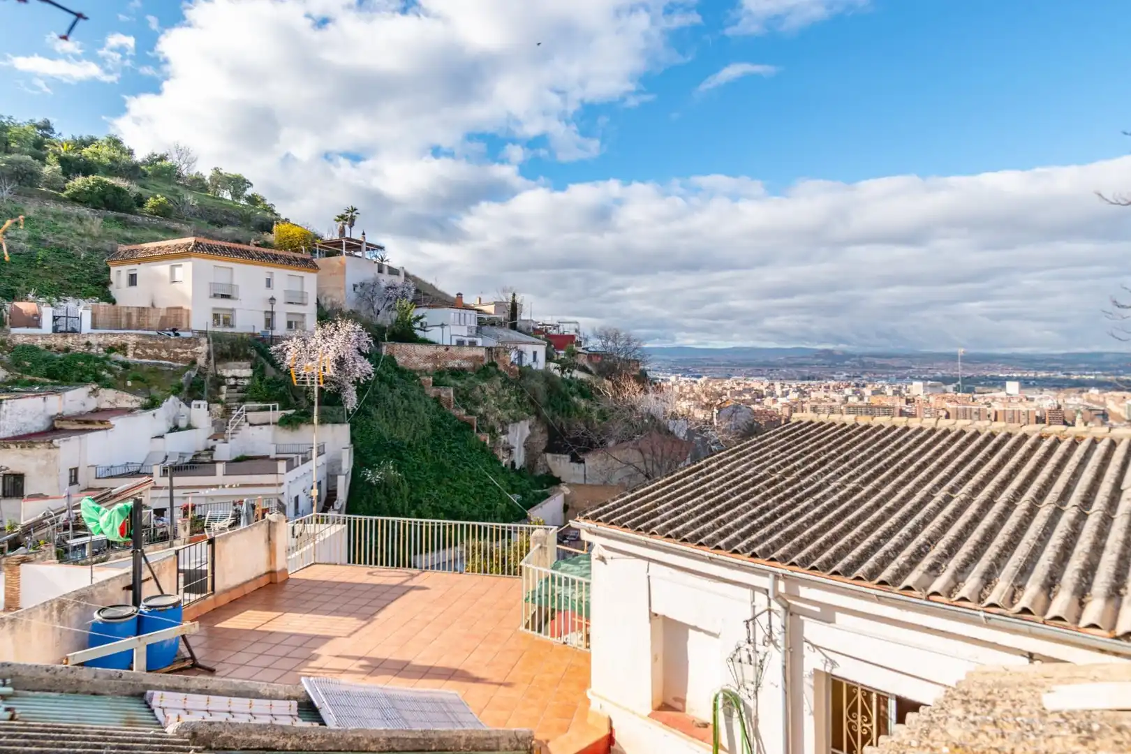 Vista exterior de Casa o xalet en venda en Granada amb Jardí privat i Terrassa