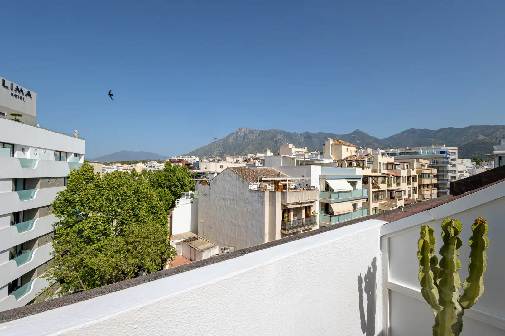 Vista exterior de Ático en venta en Marbella con Aire acondicionado, Calefacción y Terraza
