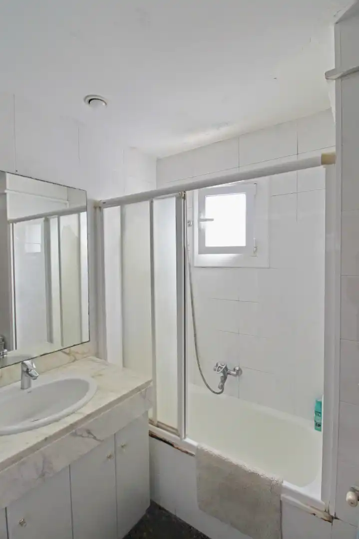 Baño de Piso en venta en L'Hospitalet de Llobregat con Aire acondicionado, Calefacción y Amueblado