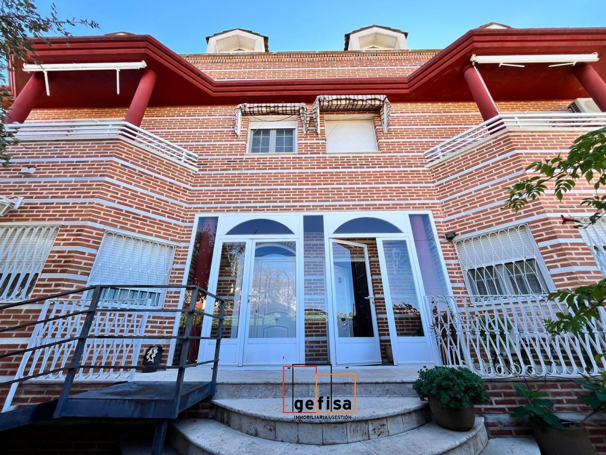 Vista exterior de Casa o chalet en venta en Valdepeñas con Aire acondicionado, Calefacción y Jardín privado