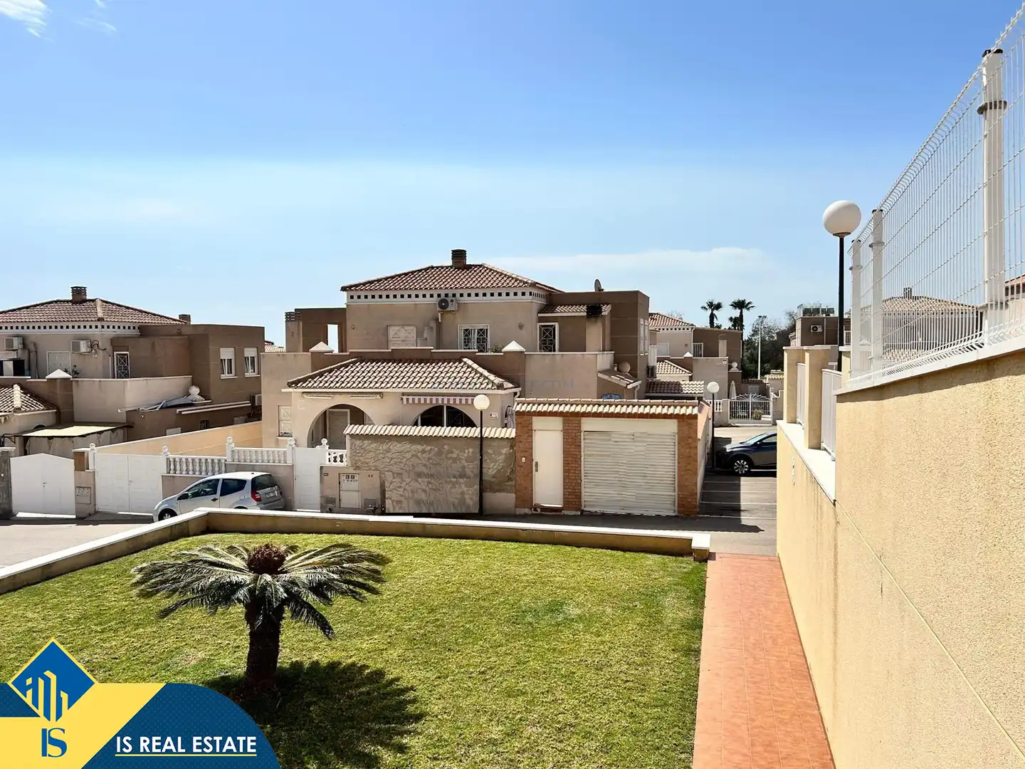 Vista exterior de Casa adosada de lloguer en Torrevieja amb Aire condicionat, Calefacció i Jardí privat