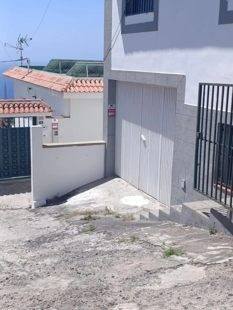 Parking of Commercial properties for rent in Candelaria