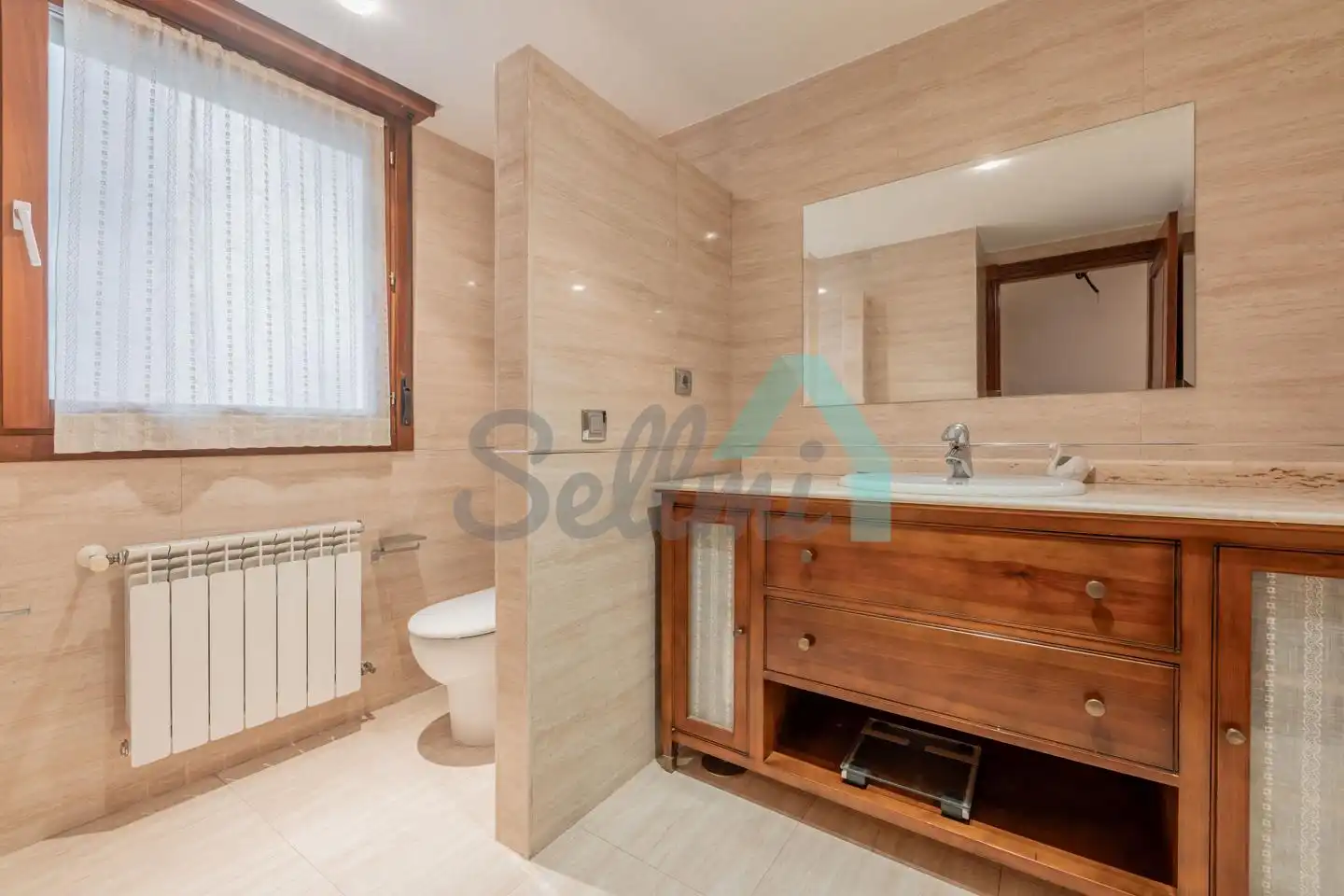 Badezimmer von Wohnung zur untervermieten in Oviedo  mit Heizung, Parkett und Möbliert
