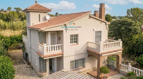Chalet  dentro del pueblo de Torrelavit , con vistas espectaculares, jardin de 676 m2, vivienda de  226 m2