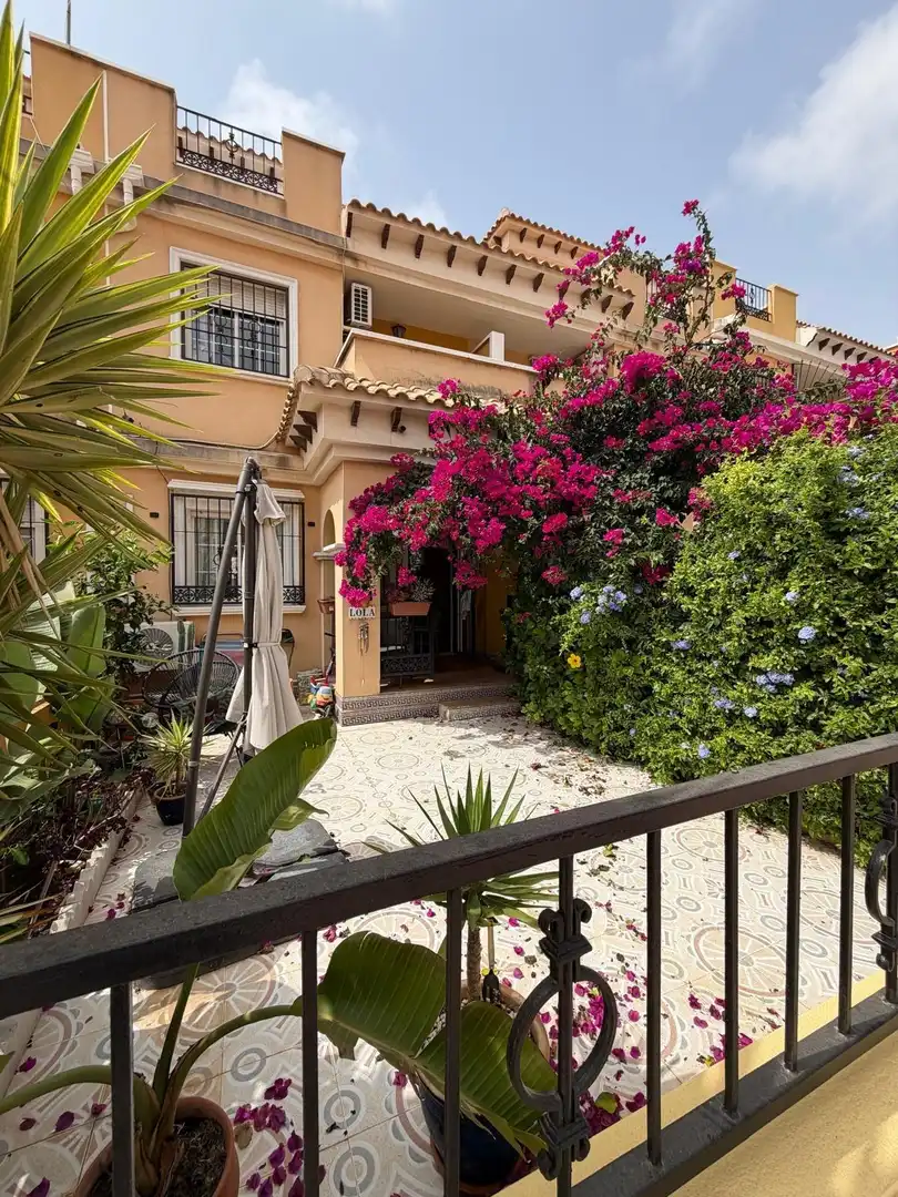 Vista exterior de Casa o xalet en venda en Torrevieja amb Piscina comunitària