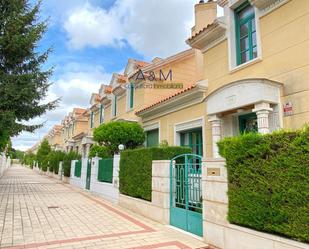 Exterior view of Single-family semi-detached for sale in Valladolid Capital  with Heating, Swimming Pool and Community pool