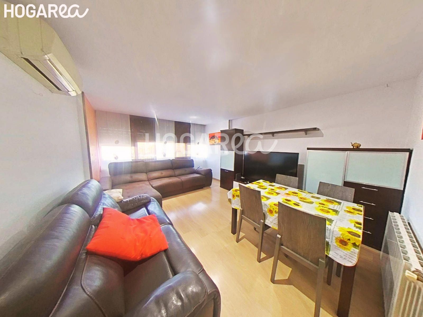 Living room of Flat for sale in Sant Boi de Llobregat  with Air Conditioner, Heating and Parquet flooring