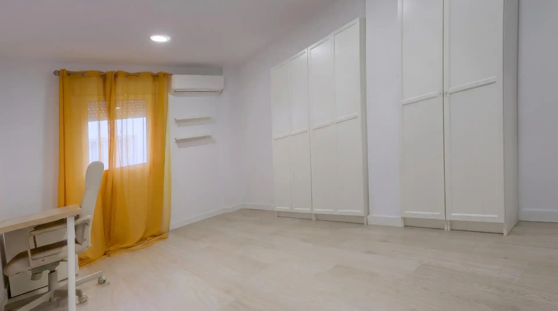 Bedroom of Houses for sale in Tomares  with Air Conditioner, Private garden and Terrace