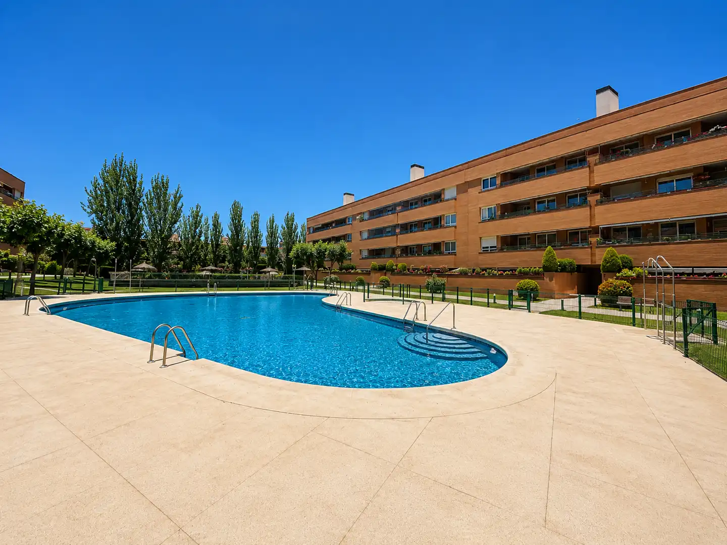 Swimming pool of Flat for sale in Pozuelo de Alarcón  with Air Conditioner, Heating and Storage room
