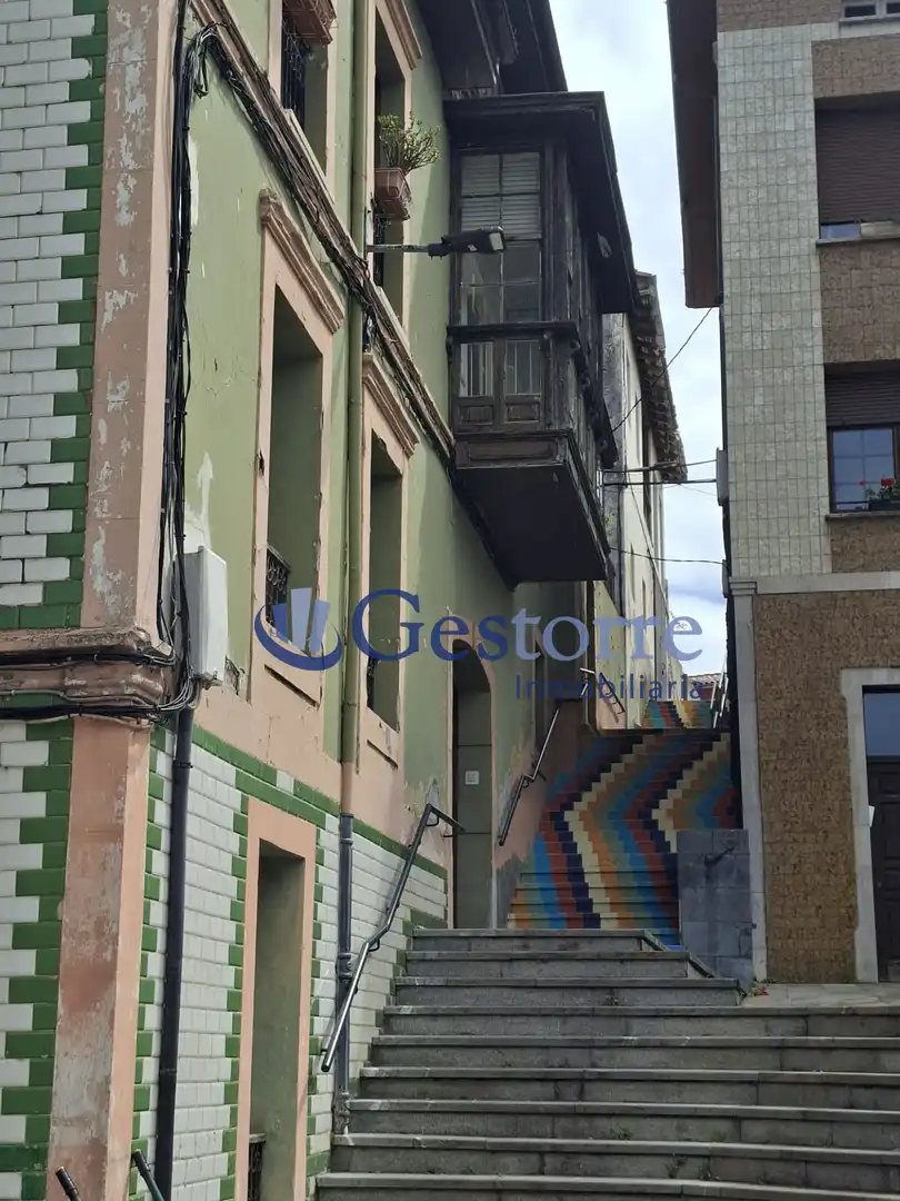 Vista exterior de Edificio en venta en Llanes