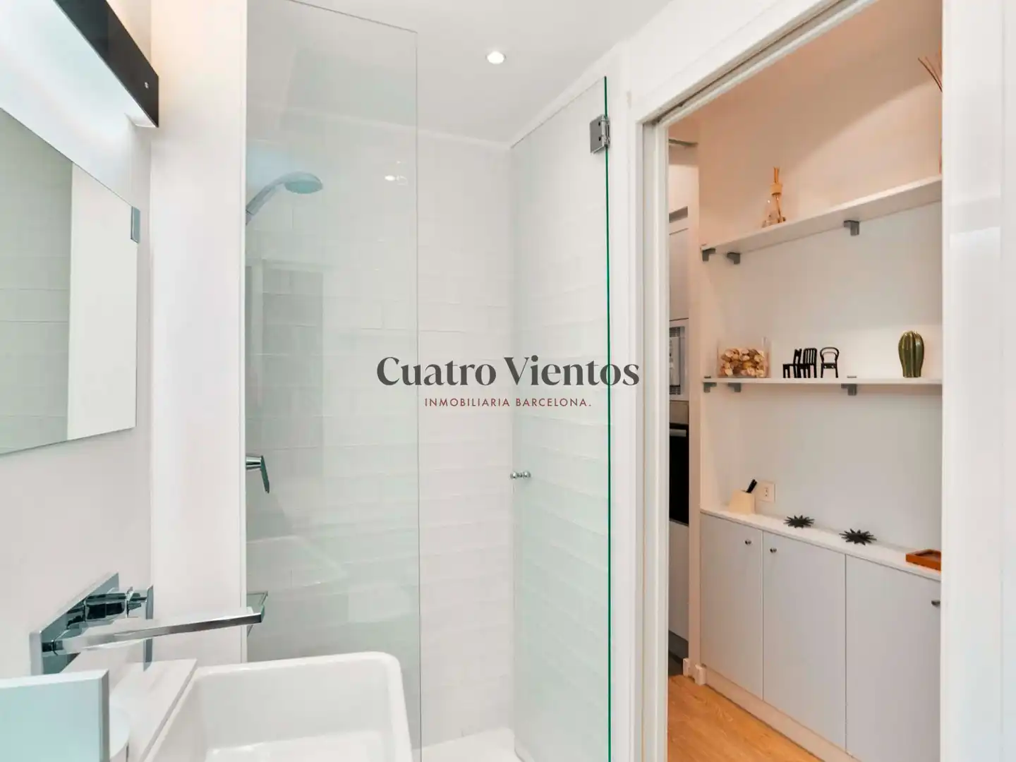 Badezimmer von Wohnung zum Verkauf in Barcelona mit Klimaanlage, Heizung und Ofen