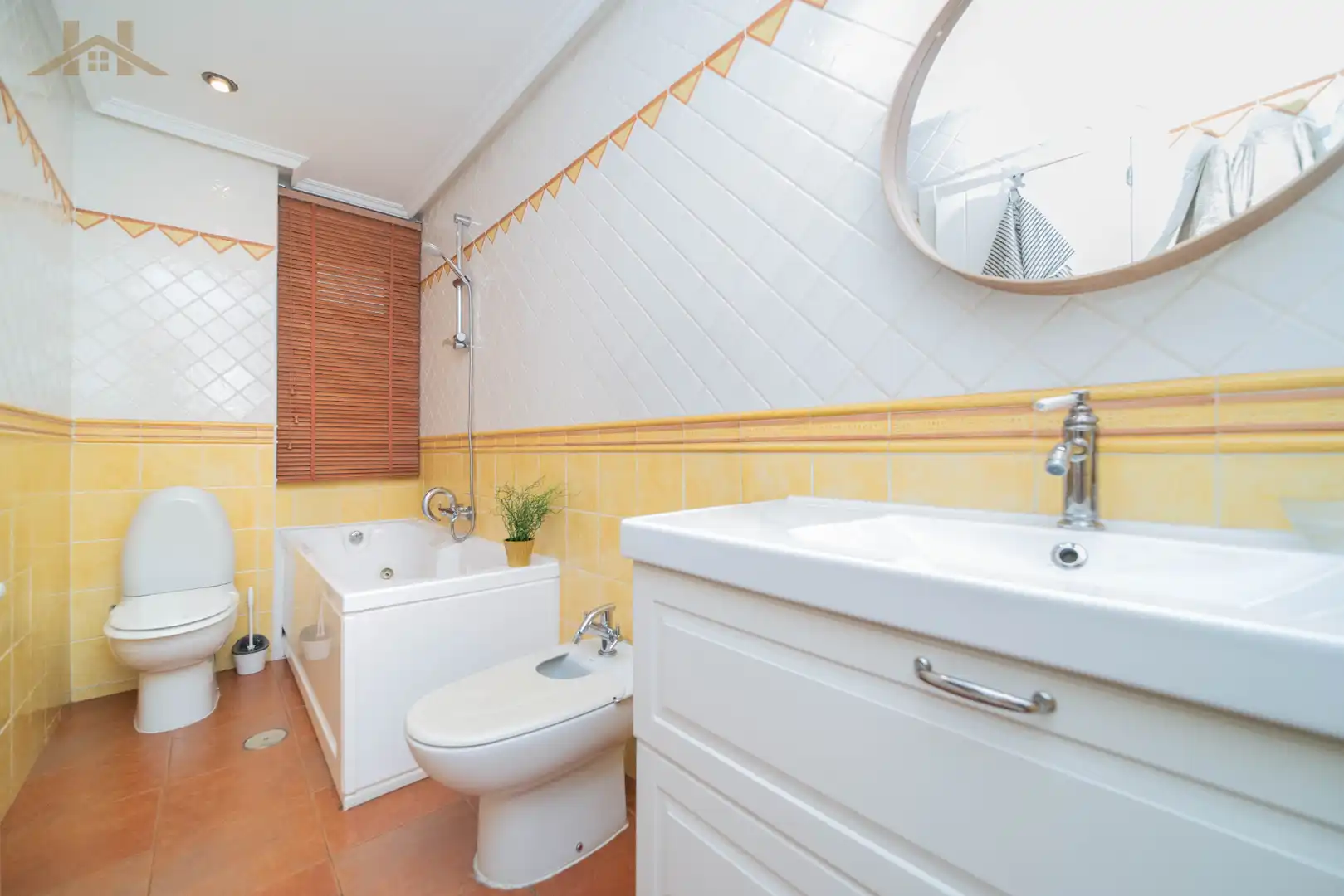 Bathroom of Duplexes for sale in Pinto  with Air Conditioner, Heating and Balcony
