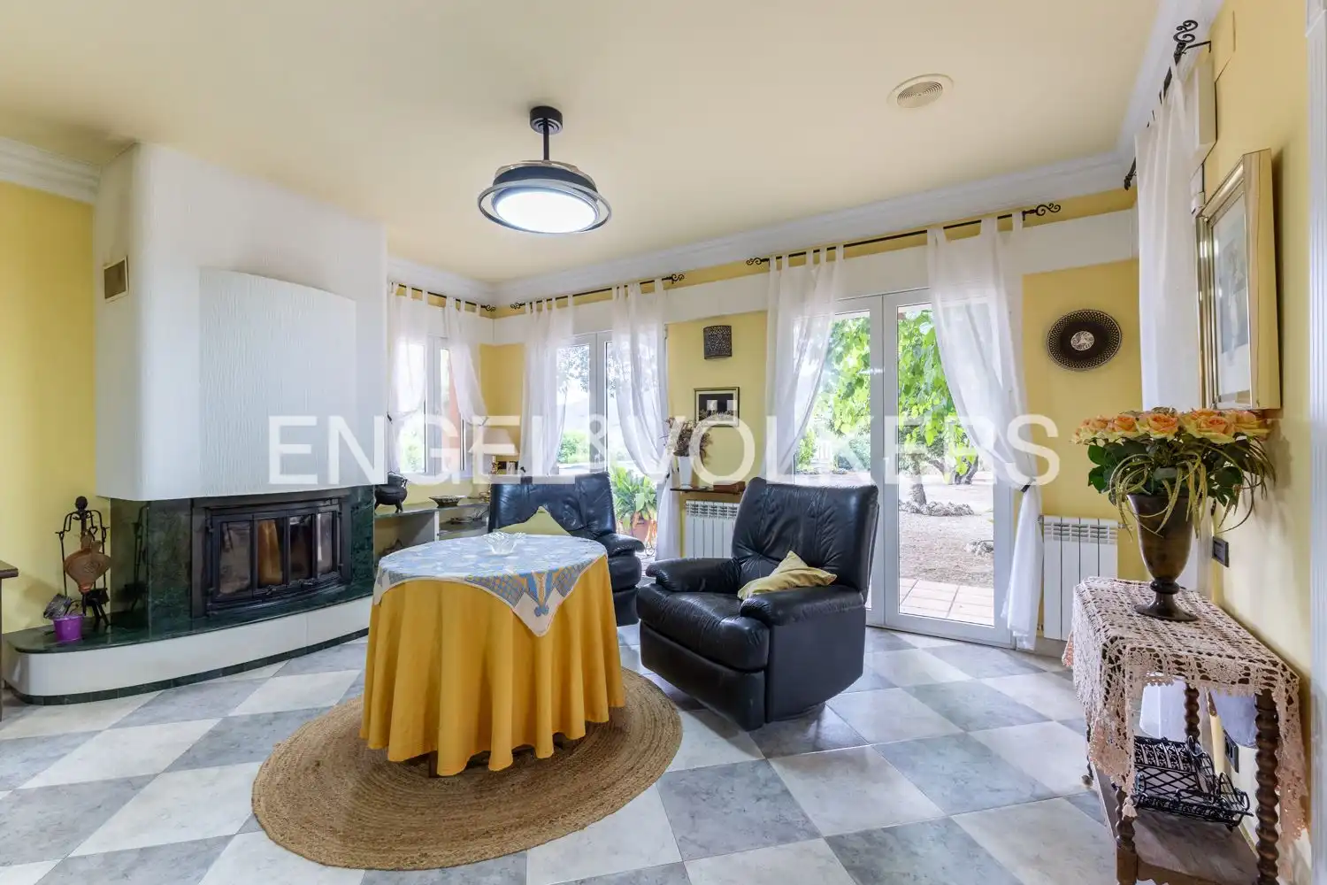 Sala de estar de Casa o chalet en venta en Enguera con Aire acondicionado, Calefacción y Jardín privado